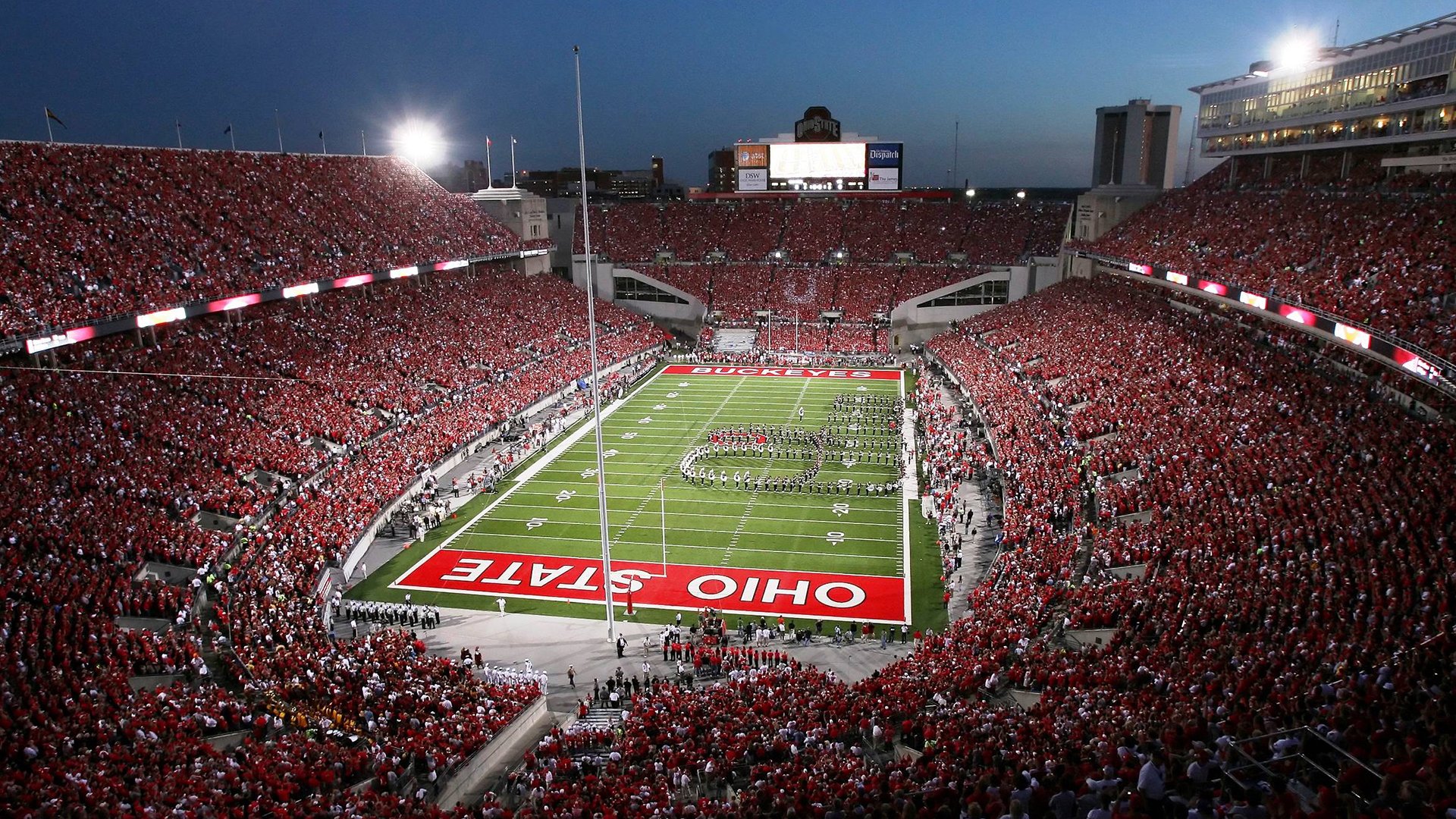 雄鹿全面压制马刺,布克在季后赛抢七接管比赛,当新王与旧时代交锋