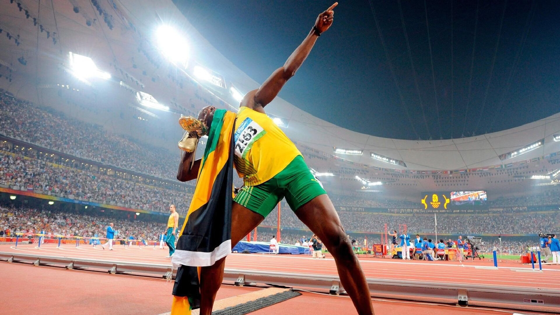 雄鹿全面压制马刺,布克在季后赛抢七接管比赛,当新王与旧时代交锋