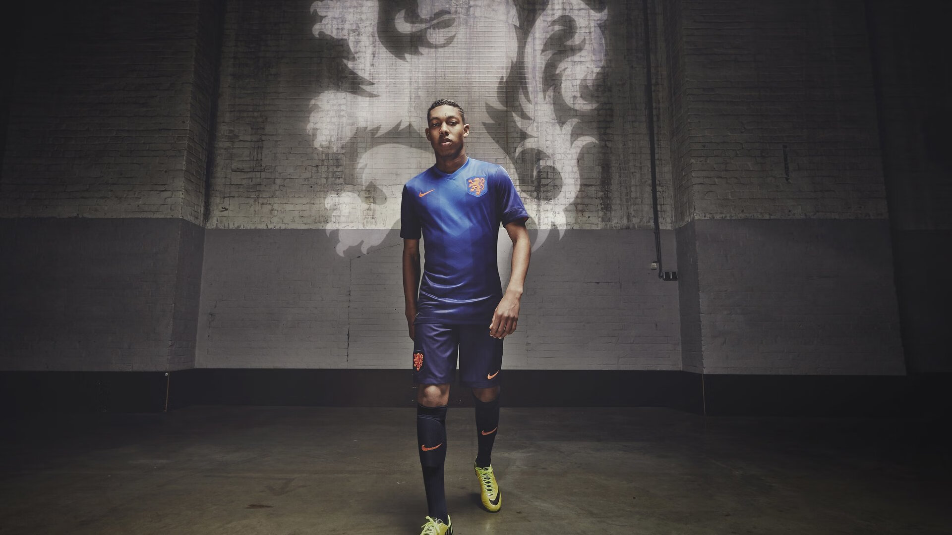 引擎撕裂夜幕，凡人加冕神迹，格纳布里的冠军级表演如何定义F1街道赛之夜