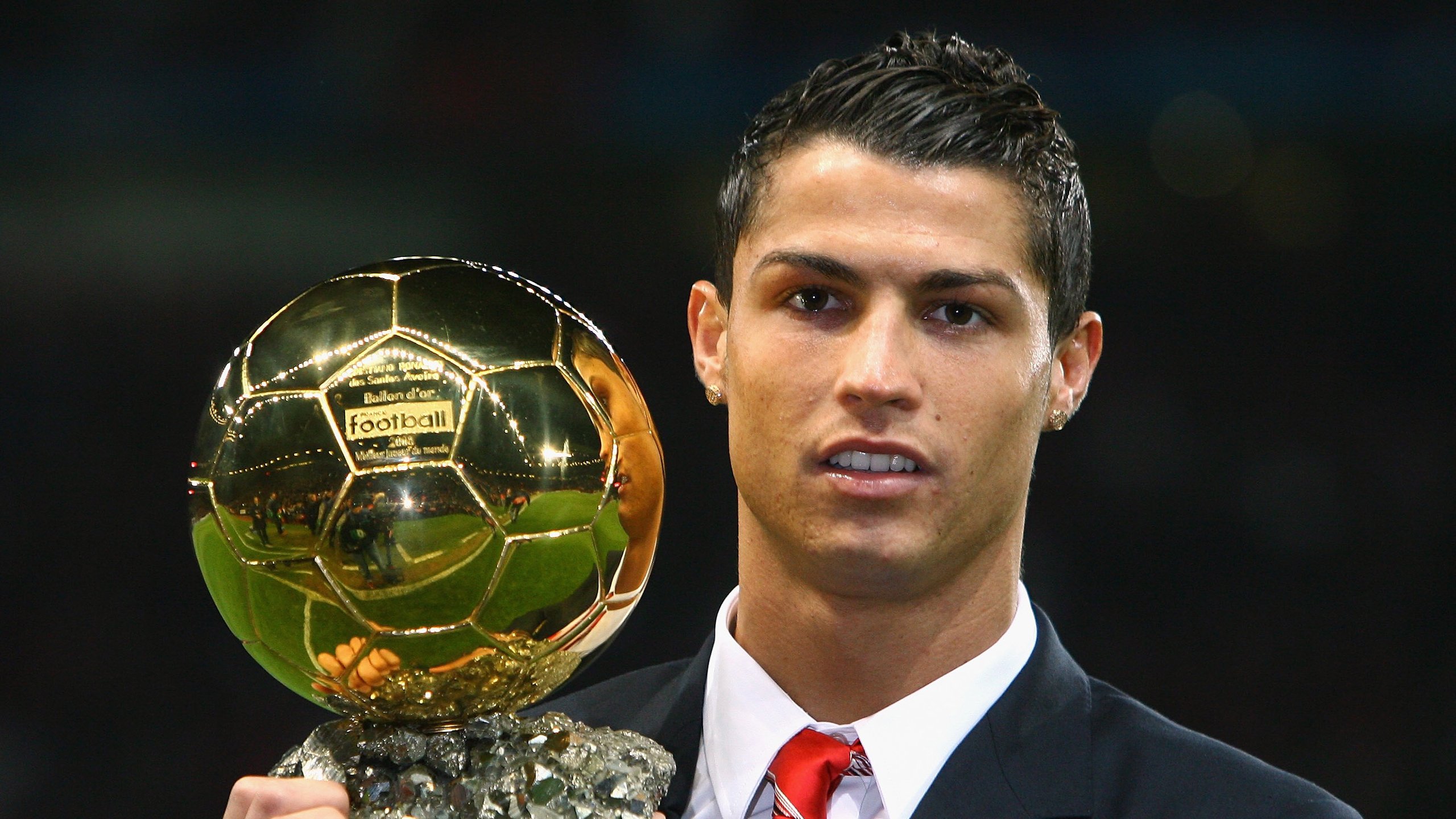 丹麦鏖战拜仁，格列兹曼刷新纪录，一场载入史册的欧冠对决